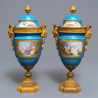 Une paire de vases couverts en porcelaine dans le style de Sèvres aux montures en bronze doré, France, 19ème