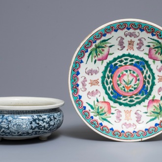 Un brûle-parfum en porcelaine de Chine bleu et blanc et un plat famille rose, 19ème