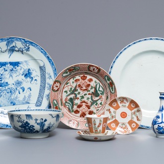 Un lot varié en porcelaine de Chine bleu et blanc, famille verte et Swatow, 16/18ème