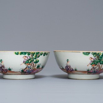 Une paire de bols en porcelaine de Chine famille rose à décor de 'la cueillette des cerises', Qianlong