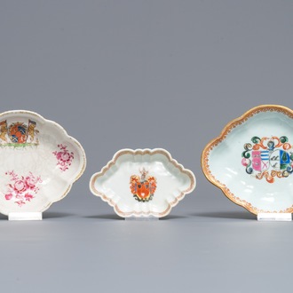 Two Chinese armorial Dutch market famille rose pattipan and a spoon rest, Qianlong