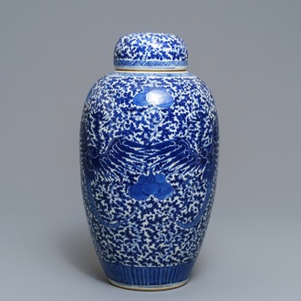 Un pot couvert en porcelaine de Chine bleu et blanc à décor de phénix, 19ème