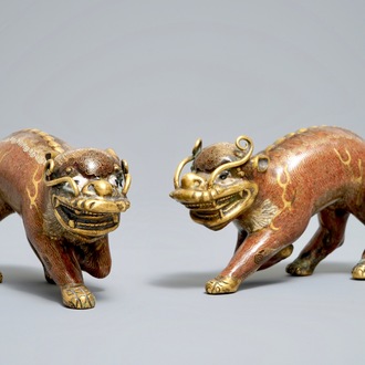 Une paire de modèles de qilins en bronze doré et émaux cloisonnés, Chine, Qianlong
