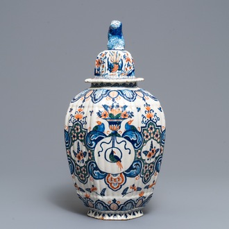 Un grand vase couvert en faïence de Delft en palette cachemire, 1ère moitié du 18ème