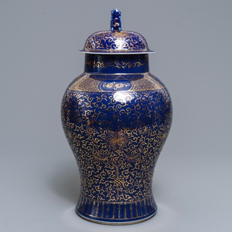 Un vase couvert en porcelaine de Chine à décor doré sur fond bleu poudré, marque de Kangxi, 19/20ème