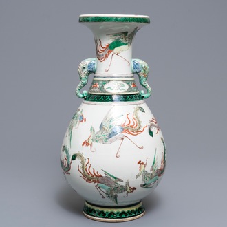 Un vase en porcelaine de Chine famille verte à décor de phénix, 19ème