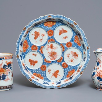 Un plat à condiments, une verseuse couverte et une chope en porcelaine de Chine de style Imari, Kangxi/Qianlong