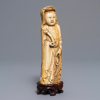 Une figure d'une dame en ivoire sculpté, Chine, Ming