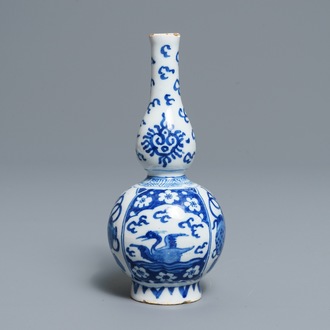 Un vase de forme double gourde en faïence de Delft en bleu et blanc, fin du 17ème