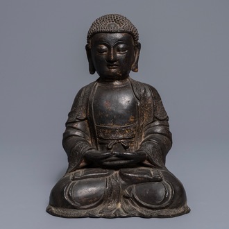 Une figure d'Amithaba Bouddha en bronze aux traces de laque et dorure, Chine, Ming