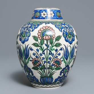 An Iznik-style jar and cover with floral design, Samson, Paris, 19e eeuw