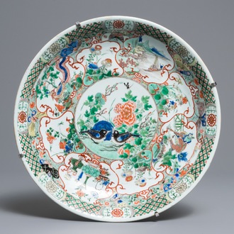 Un plat en porcelaine de Chine famille verte à décor d'oiseaux et animaux mythiques, Kangxi