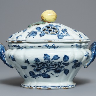 Une terrine à soupe en faïence de Delft en bleu et blanc au fretel en forme de pomme, 18ème