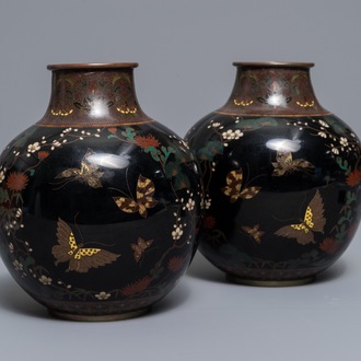 Une paire de vases en émaux cloisonnés aux décors de papillons, Japon, Meiji, 19ème