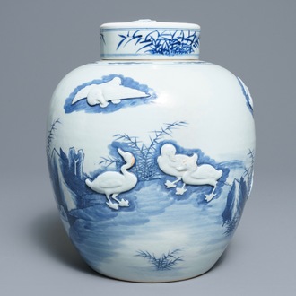 Un pot couvert en porcelaine de Chine bleu et blanc à décor de canards en relief, 19ème