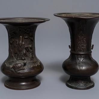 Deux vases en bronze à décor en relief, Chine, 18/19ème