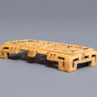 Un repose-poignet en ivoire réticulé, Chine, Ming