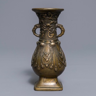 Un vase en bronze incrusté d’argent, Sino-Tibet, 18/19ème