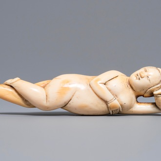 Un modèle d'une femme de médecin en ivoire sculpté, Chine, Ming ou début Qing