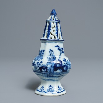 Een octagonale blauwwitte Delftse strooier met chinoiserie decor, 18e eeuw