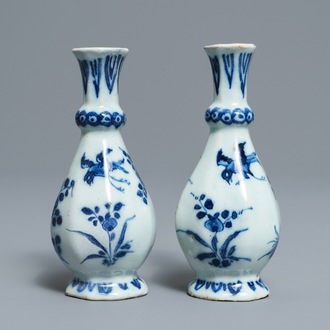 Une paire de vases de forme bouteille octagonale en faïence de Delft en bleu et blanc, 17/18ème