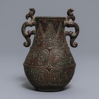 Un vase en bronze de style archaïque à décor en relief, Chine, 19ème