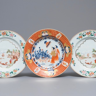 Une paire d'assiettes en porcelaine de Chine famille rose et une de style Imari à décor 'Dames au Parasol', Qianlong