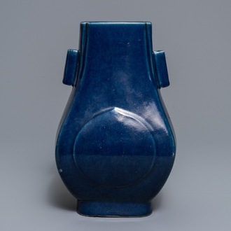 Un vase de forme fanghu en porcelaine de Chine bleu monochrome, marque et époque de Guangxu