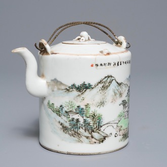 Une théière couverte en porcelaine de Chine qianjiang cai, signée Wang Youtang, 19/20ème