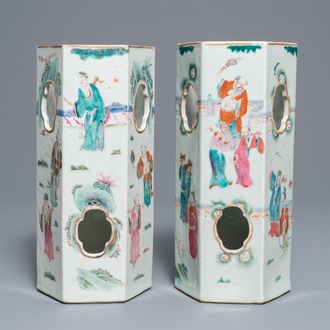 Deux portes-chapeau réticulés en porcelaine de Chine famille rose, 19ème