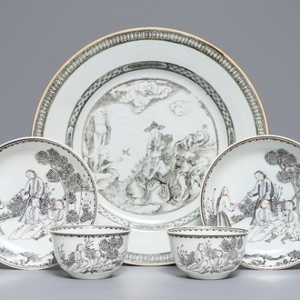 Une assiette à décor d'immortels avec un tigre et une paire de tasses et soucoupes en porcelaine de Chine grisaille, Qianlong