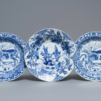 Trois plats profonds en porcelaine de Chine bleu et blanc, Kangxi