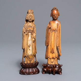 Deux figures de courtisanes en ivoire sculpté, Chine, Ming