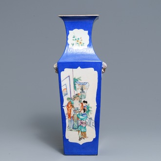 Un vase de forme carré en porcelaine de Chine famille rose sur fond bleu foncé, 19ème