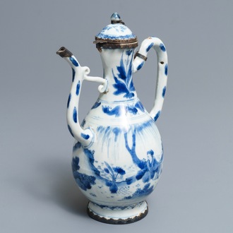 Une verseuse couverte en porcelaine de Chine bleu et blanc à monture en argent, époque Transition