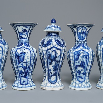 Une garniture de cinq vases en porcelaine de Chine bleu et blanc, Kangxi