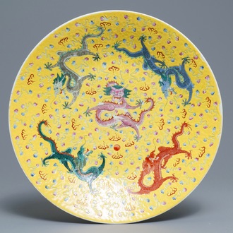 Un plat en porcelaine de Chine famille rose à fond jaune, marque de Guangxu, 19/20ème