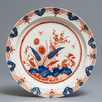 Un plat en faïence dorée de Delft à décor floral, 18ème