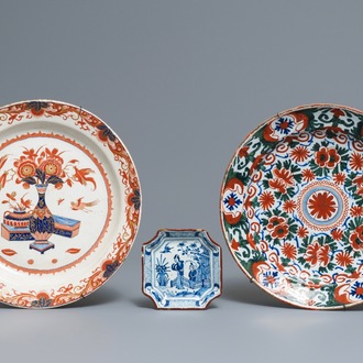 Twee polychrome Delftse schotels in doré en kasjmier palet en een blauwwit chinoiserie schoteltje, 18e eeuw