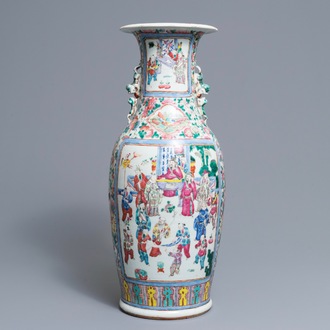 Un vase en porcelaine de Chine famille rose à décor de figures dans un paysage, 19ème