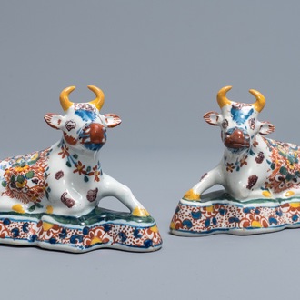 Une paire de vaches en faïence polychrome de Delft, 18ème