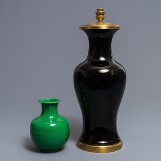 Deux vases en porcelaine de Chine monochrome vert et noir, 18/19ème