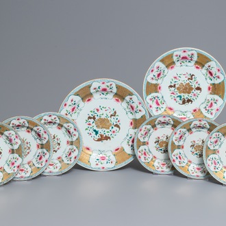 Deux plats et six assiettes en porcelaine de Chine famille rose, Yongzheng/Qianlong