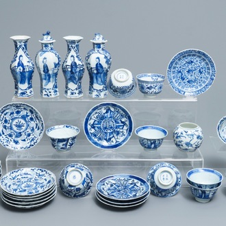 Een collectie divers Chinees blauwwit porselein, 19e eeuw