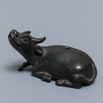 Un compte-gouttes en bronze en forme de buffle, marque à deux caractères, Chine, Ming