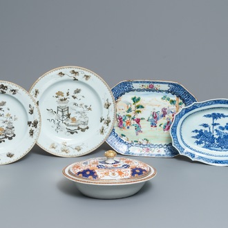 Quatre plats en porcelaine de Chine bleu et blanc, famille rose et grisaille, et une terrine pour le marché américain, Qianlong/Jiaqing