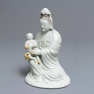 Un modèle de Guanyin à l'enfant en porcelaine blanc de Chine, Qianlong