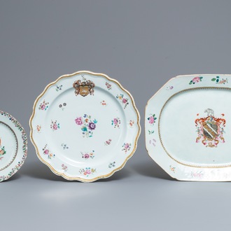 Trois plats et assiettes armoriées en porcelaine de Chine famille rose pour le marché anglais, Qianlong