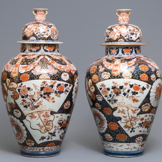 Une paire de grands vases couverts en porcelaine Imari de Japon, Edo, 17/18ème