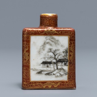 A Chinese grisaille snuff bottle, Qianlong mark, 19/20th C.